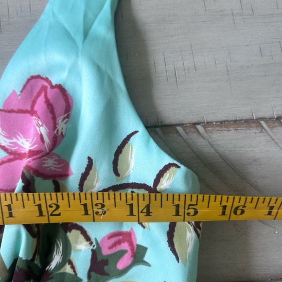 FOREVER21 Floral Peplum Blouse size Medium
#106 - Picture 10 of 13